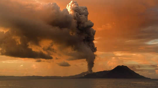 Ash and pumice belching from volcanic eruptions – such as Mount Tavurvur in Papua New Guinea – trigger climate change. Image: Taro Taylor via Wikimedia Commons